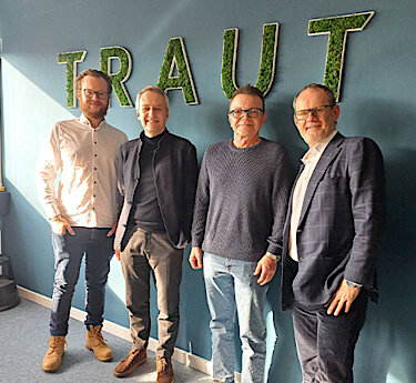 Kai Berninger, Norbert Seidl, Hans Knürr und Andreas Berninger vor dem TRAUT Logó